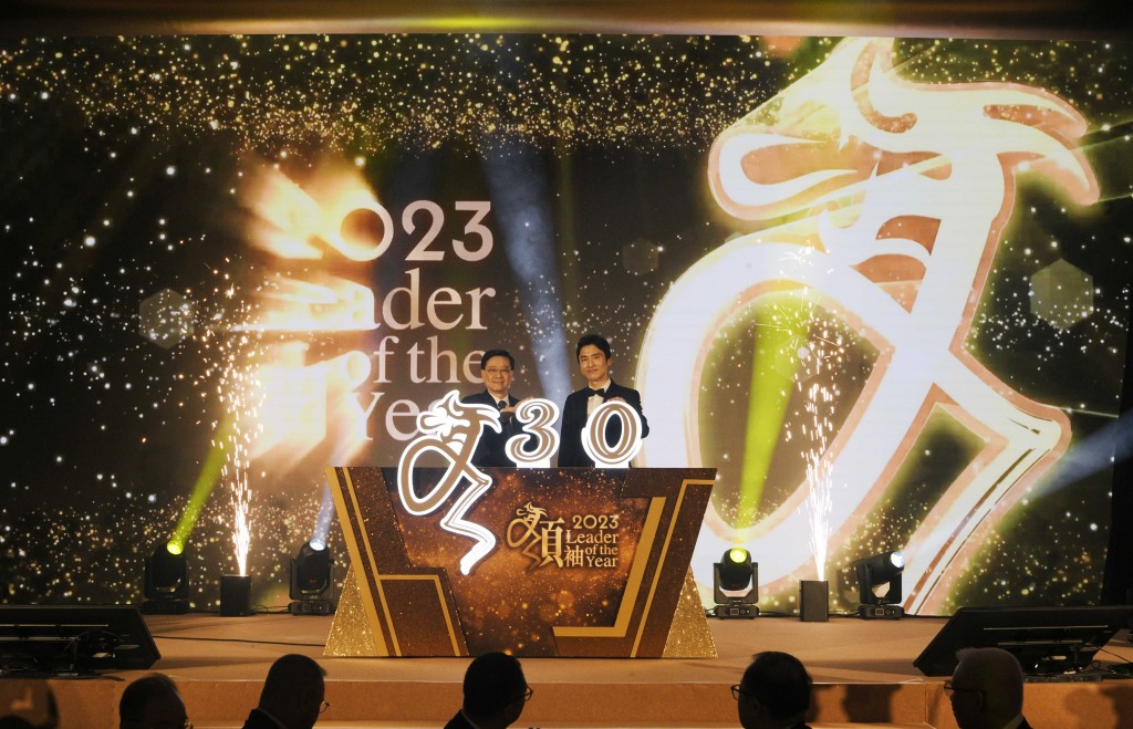 特首李家超和星岛新闻集团主席蔡加赞在香港会场主持揭幕仪式。