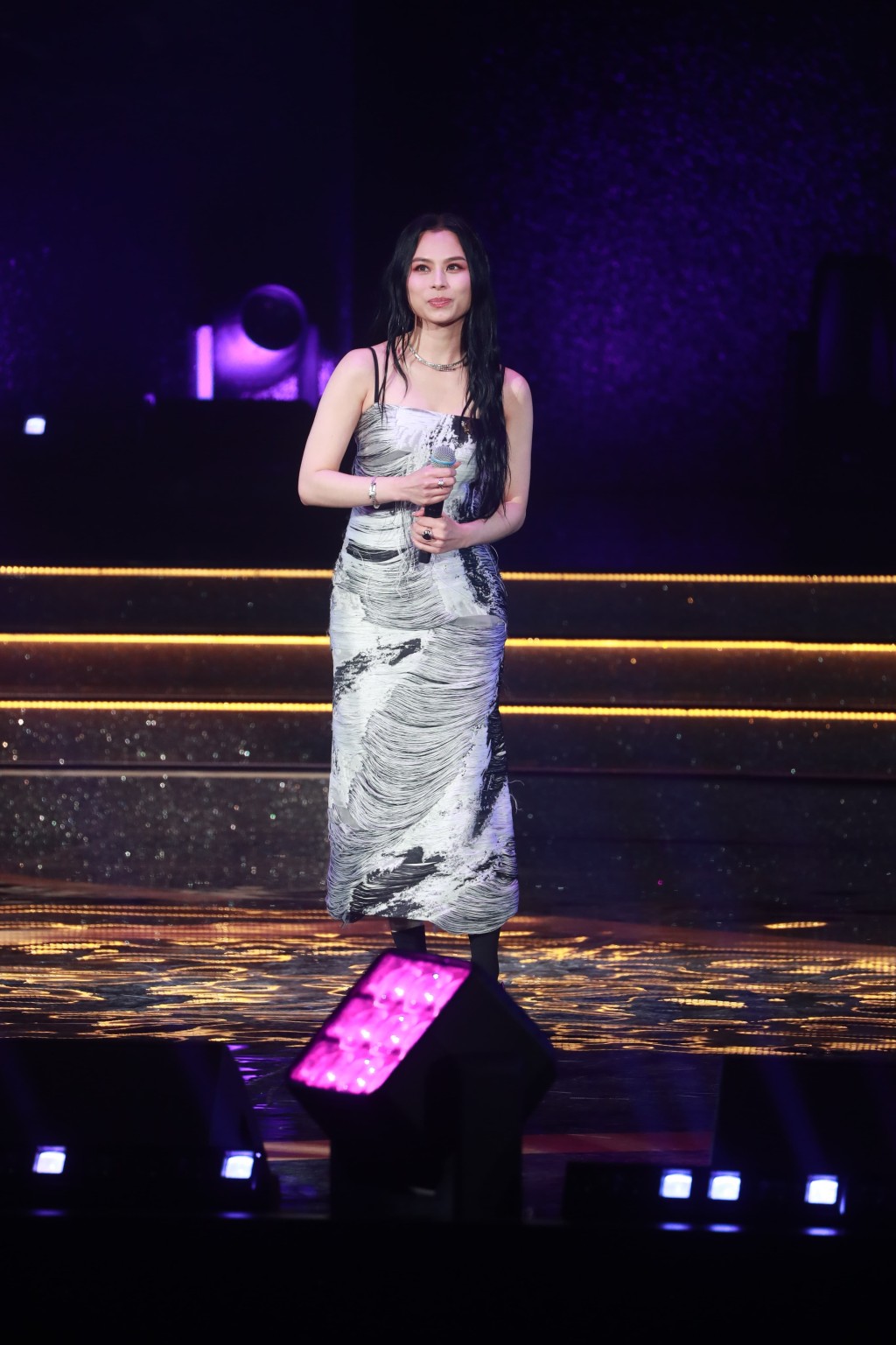 昨晚(2日)李幸倪(Gin Lee)在第46屆「十大中文金曲」頒獎典禮音樂會上奪得三個獎項。 昨晚(2日)李幸倪(Gin Lee)在第46屆「十大中文金曲」頒獎典禮音樂會上奪得三個獎項。