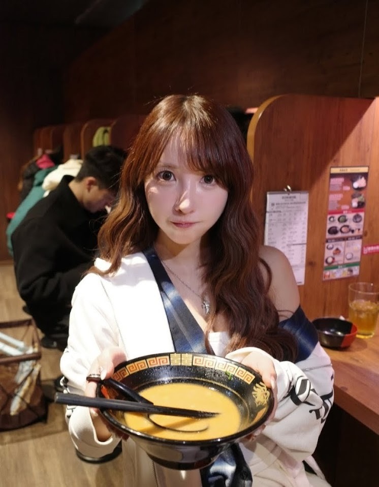 三上悠亞綵排過後，與團隊人員到知名拉麵店醫肚。