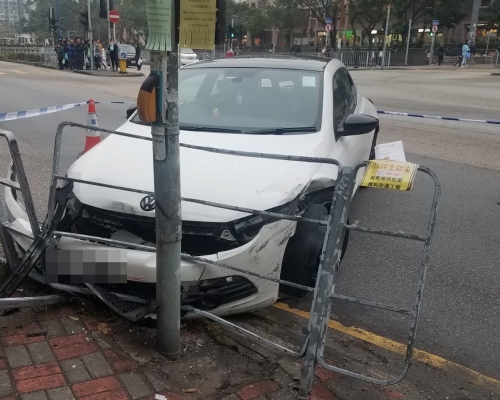 車頭及欄杆被撞毀。
