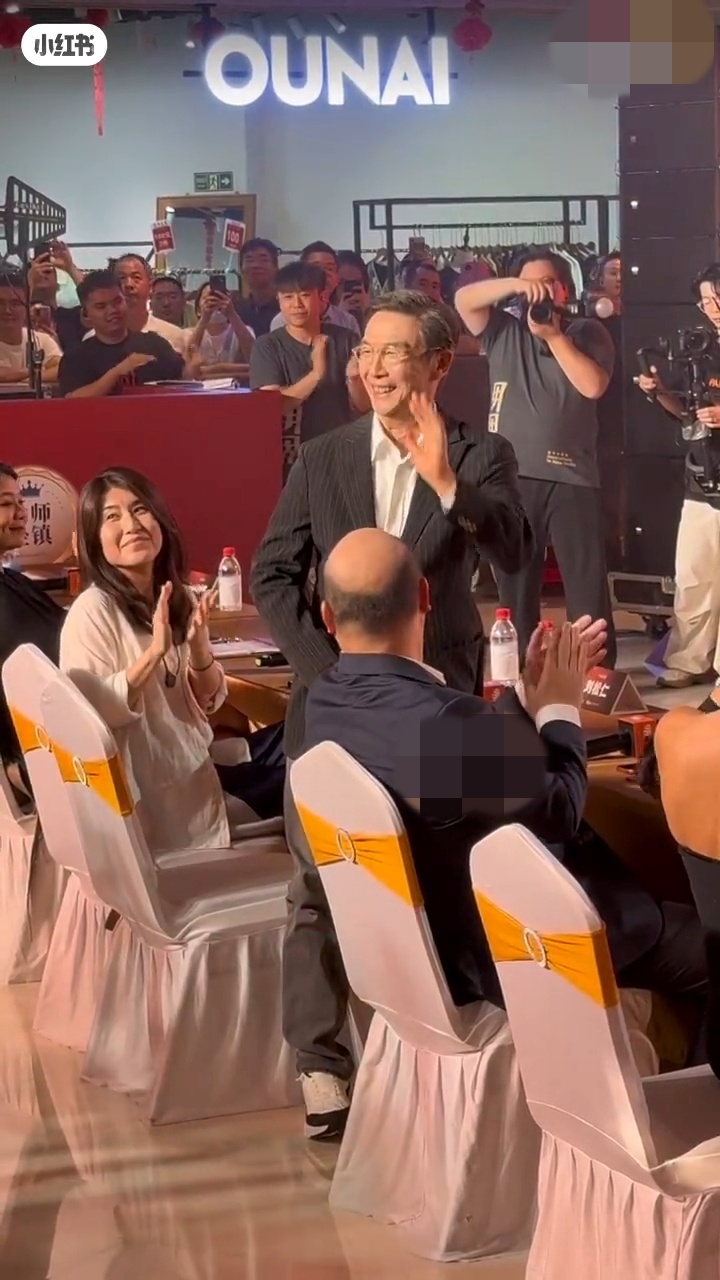 劉松仁向現場觀眾揮手致意，盡顯親民一面。
