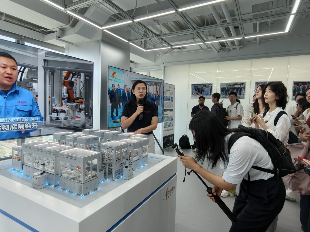 「黑燈實驗室」可長時間開展高精准、高重複性的實驗操作。楊浚源攝 「黑燈實驗室」可長時間開展高精准、高重複性的實驗操作。楊浚源攝