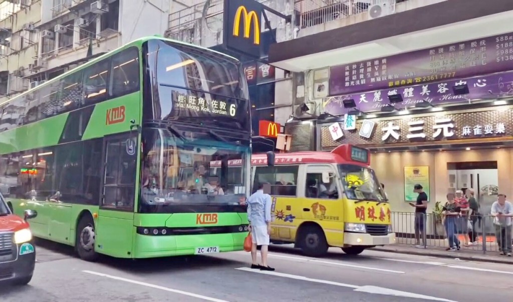 有網民好奇大叔「因咩事要阻人開車?」,另 有網民怒斥大叔「阻住其他人,正一X街」。Threads截圖 有網民好奇大叔「因咩事要阻人開車?」,另 有網民怒斥大叔「阻住其他人,正一X街」。Threads截圖