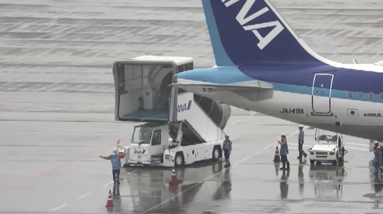 福冈机场发生碰撞事故，全日空班机遭梯车擦撞。福冈空港