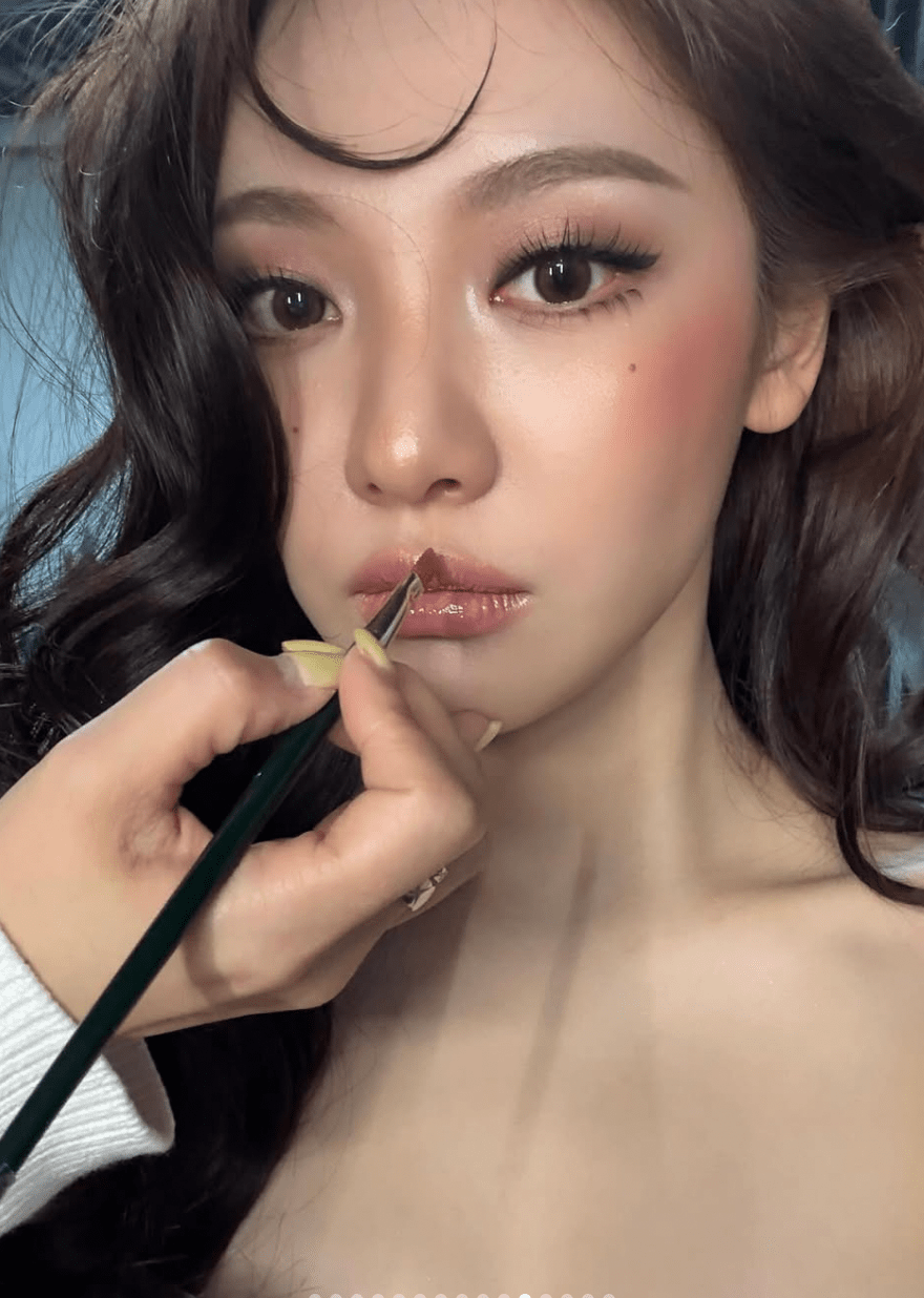 韓國人氣女團aespa中國籍成員寧寧的一張舊照近日再被翻出，意外在日本掀起新一輪輿論風暴。