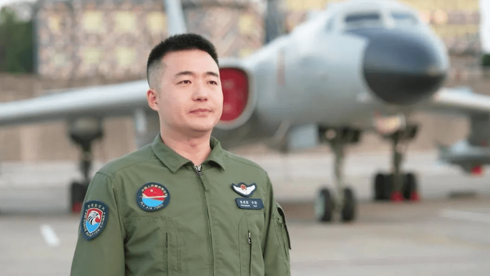 解放軍轟-6K飛行二大隊副大隊長張成梁憶述驅離外方船隻經過。央視軍事