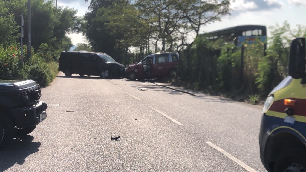 東涌發生3車相撞意外,其中的士及一輛輕型貨車迎頭相撞。網上圖片 東涌發生3車相撞意外,其中的士及一輛輕型貨車迎頭相撞。網上圖片