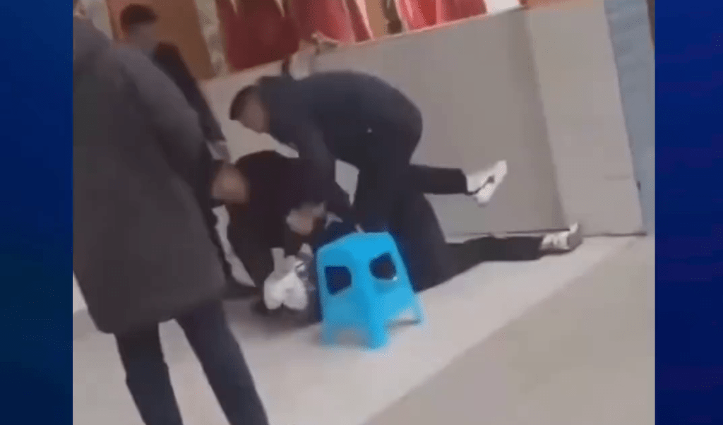 重慶男生被鎖喉、推搡、按地，疑因髮型問題遭老師當眾強行剪髮。