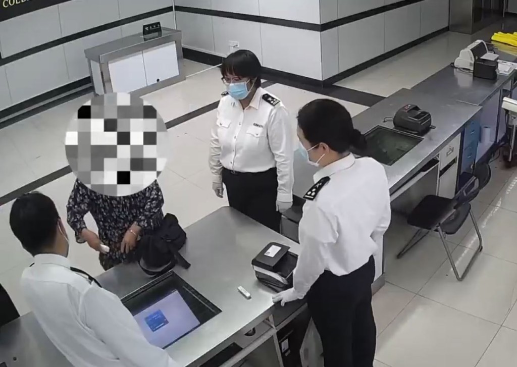 羅湖口岸海關截獲企圖走私純銀條入境的女子。海關發布