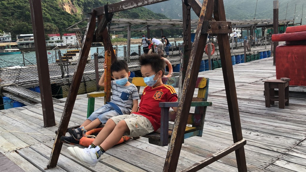 兩表兄弟坐在漁排的搖椅上,非常寫意。