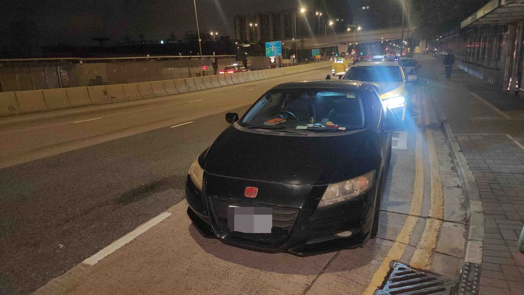 觀塘私家車行車不穩被截查 男司機懷疑偷車被捕。黎志偉攝