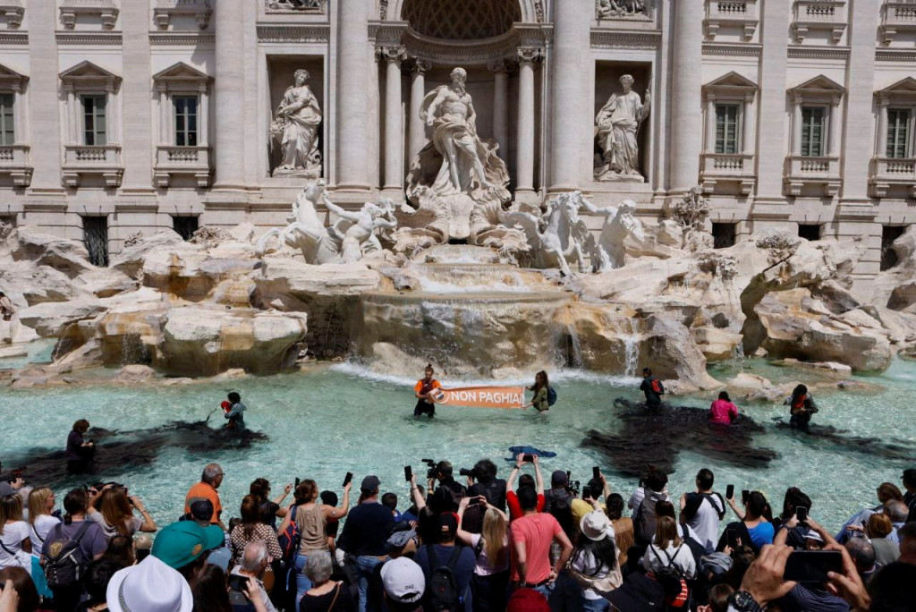 反氣候變化示威者在羅馬許願池拉起橫額示威。路透