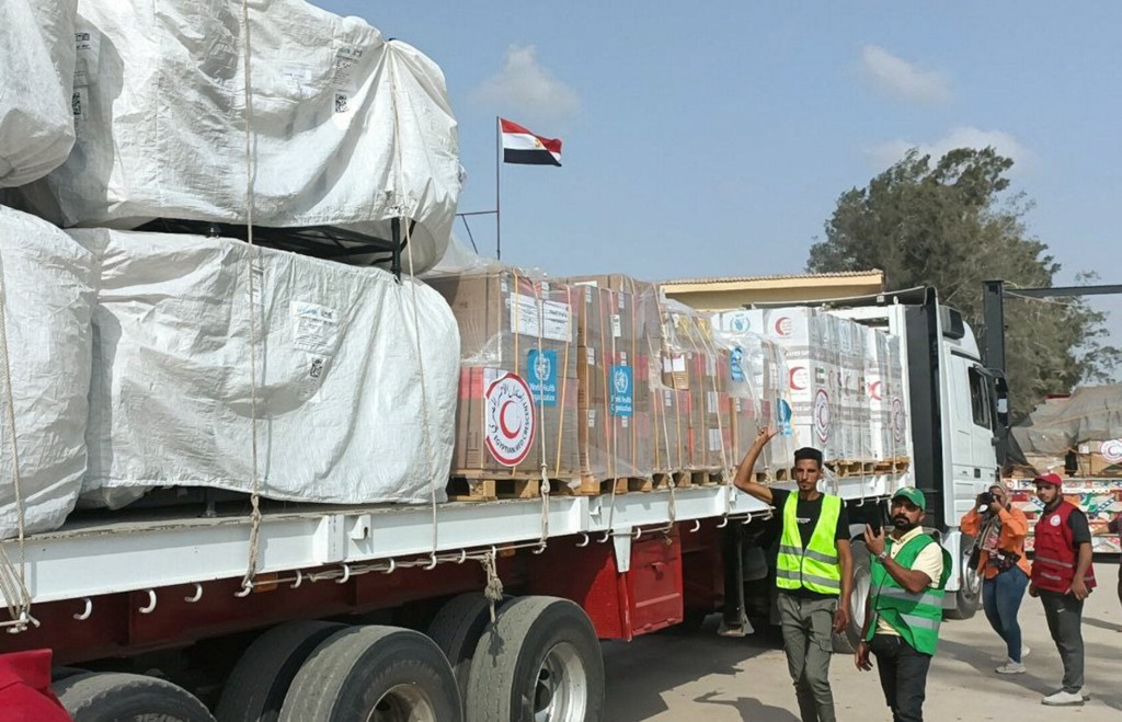 拉法是國際救援進入加沙的主要管道，但以色列只准許少量援助物資進入加沙。路透社
