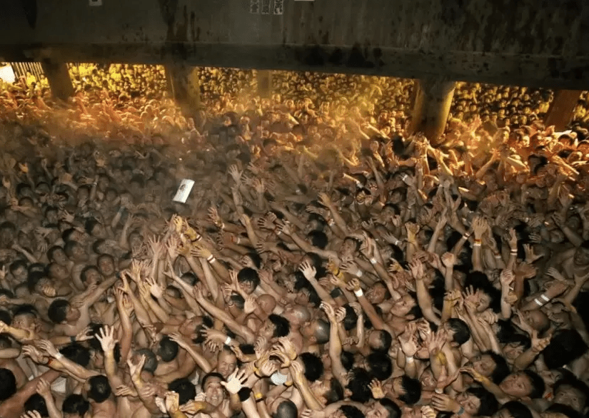 日本岡山市西大寺觀音院的知名「裸祭」。（西大寺觀音院網站）