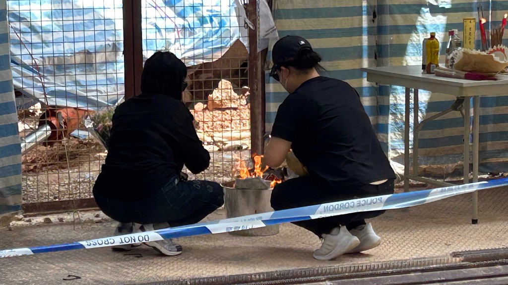 死者家屬在場拜祭。蔡楚輝攝 死者家屬在場拜祭。蔡楚輝攝
