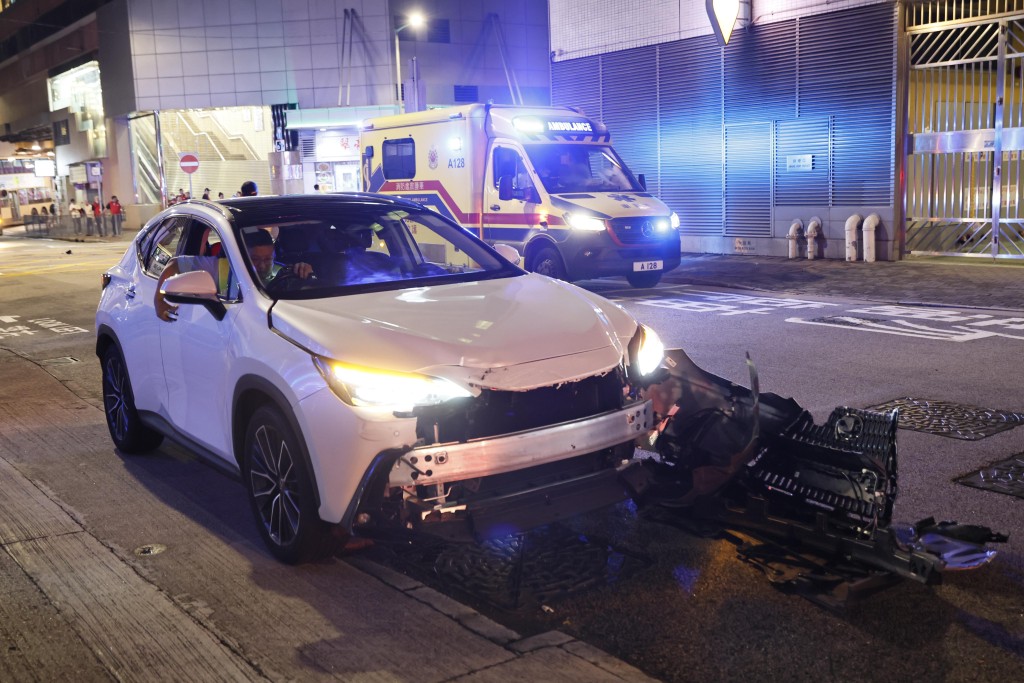 私家車車頭損毀。讀者提供