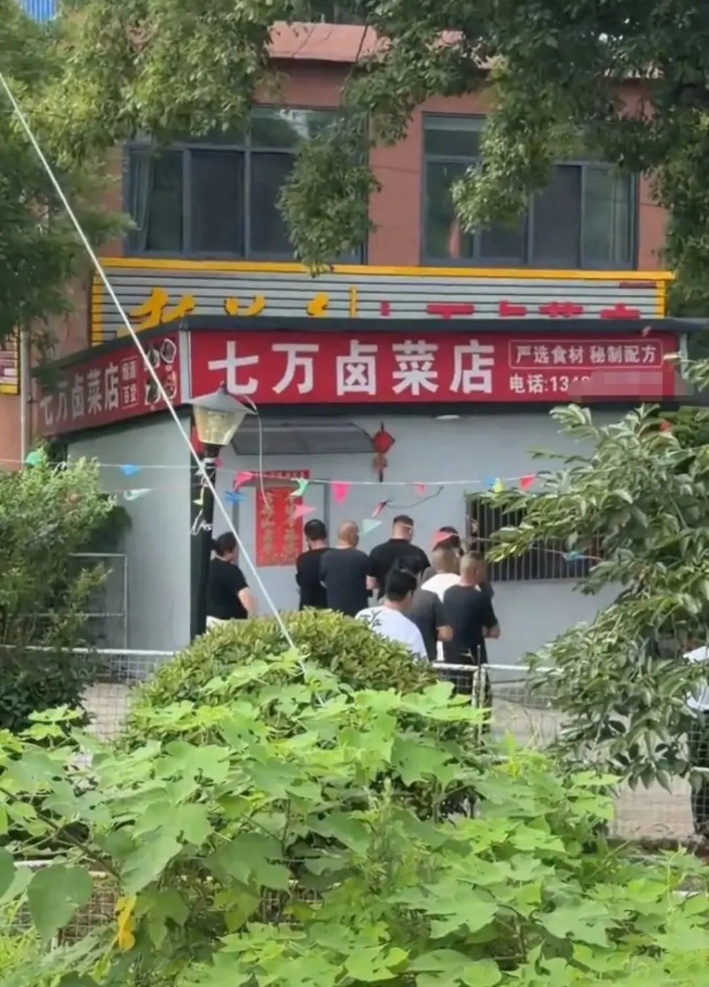 「七萬滷菜」在網上人氣高企吸引大量民眾前往光顧。大河報 「七萬滷菜」在網上人氣高企吸引大量民眾前往光顧。大河報