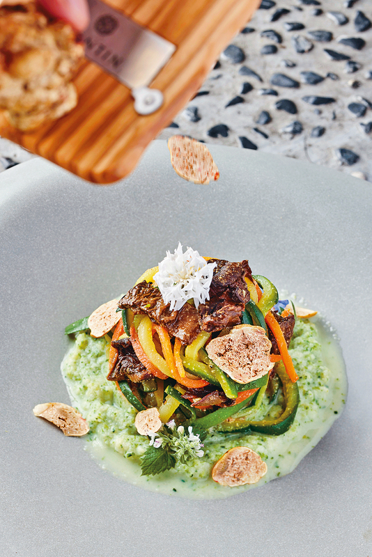 白松露燴甘筍意大利青瓜麵刨成幼絲的意大利青瓜，簡單配搭甘筍與白松露，色彩斑斕又清新。