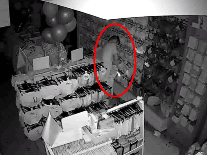 亵衣贼将女性内衣裤塞进上衣与自己的裤腰内偷走。网图