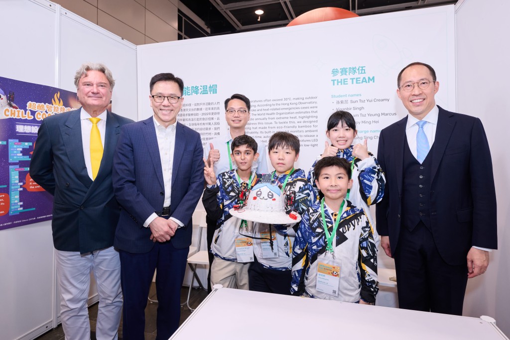 創新科技及工業局局長孫東(左二)、香港創新基金主席暨信和集團副主席黃永光(右一)及日內瓦國際發明展評審團主席David Taji-Farouki(左一)參觀學生攤位。 創新科技及工業局局長孫東(左二)、香港創新基金主席暨信和集團副主席黃永光(右一)及日內瓦國際發明展評審團主席David Taji-Farouki(左一)參觀學生攤位。