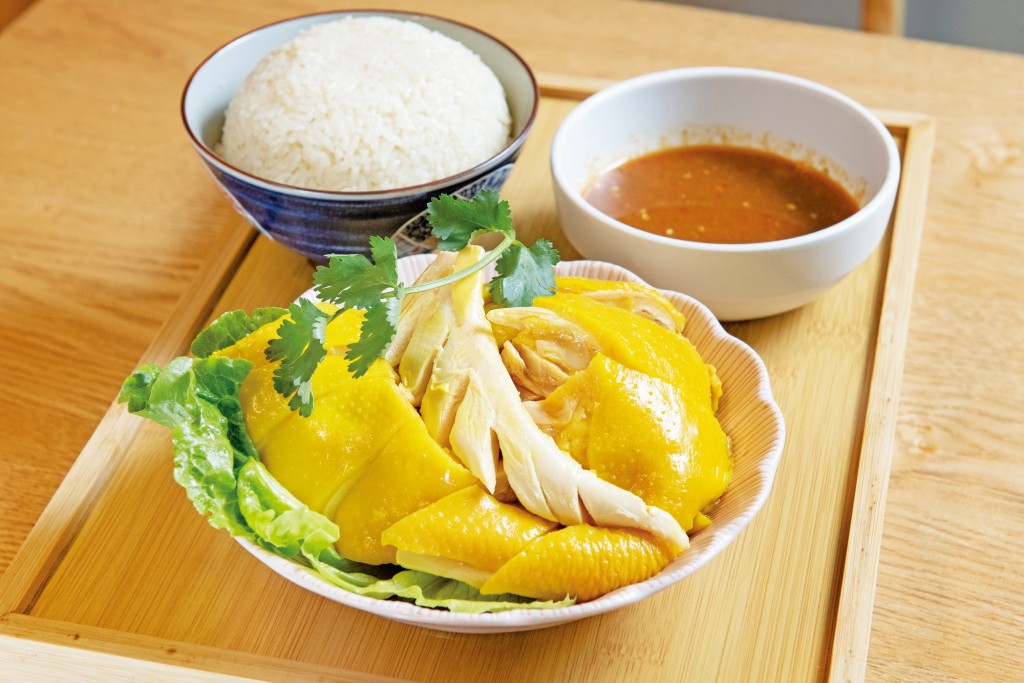泰式去骨海南雞油飯$68，海南雞皮爽肉滑，經由師傅細心去骨方便食客，配搭油飯，每一口都齒頰留香。