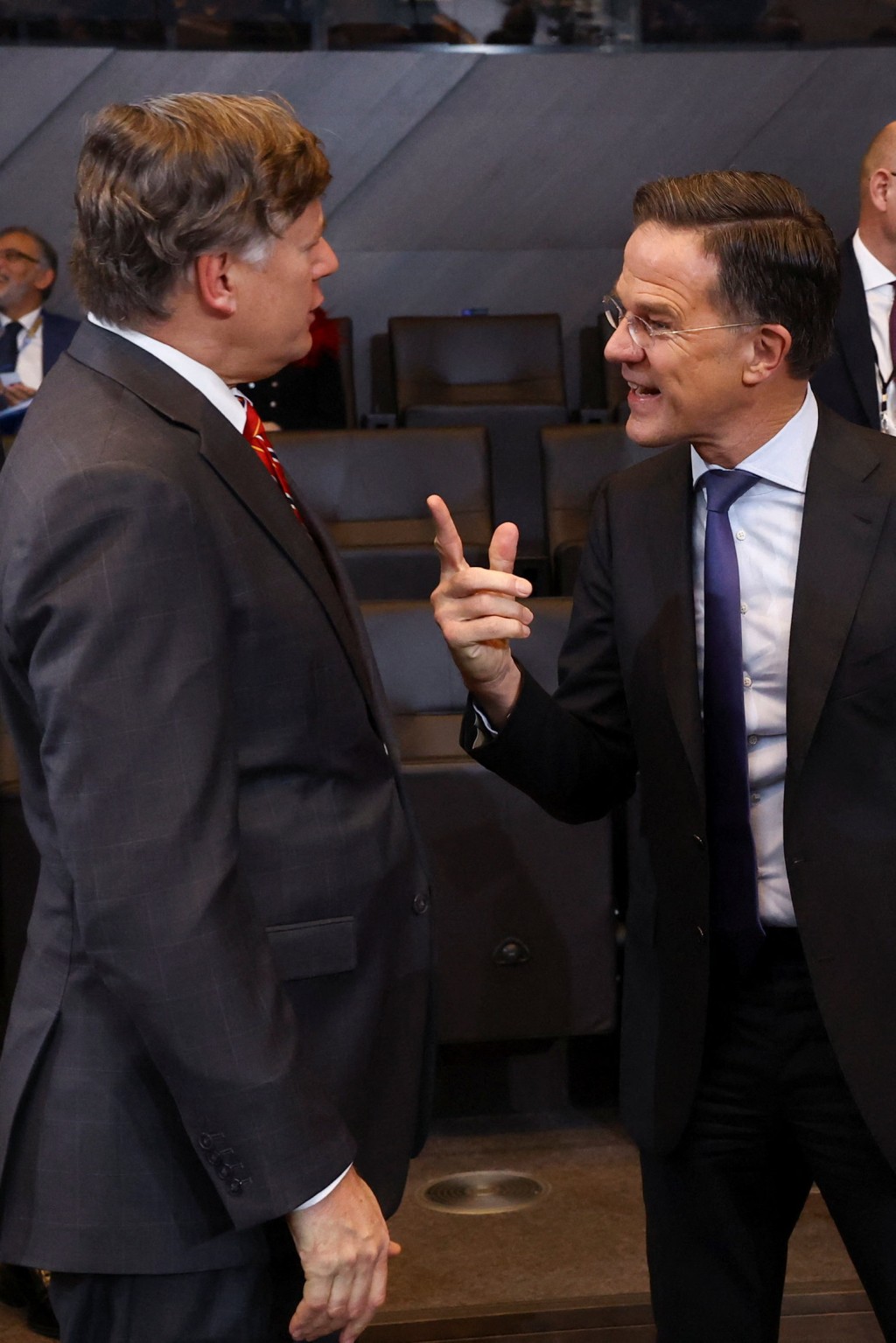 在北约外长会上，兰道（左）与北约秘书长吕特（右）交谈。路透社