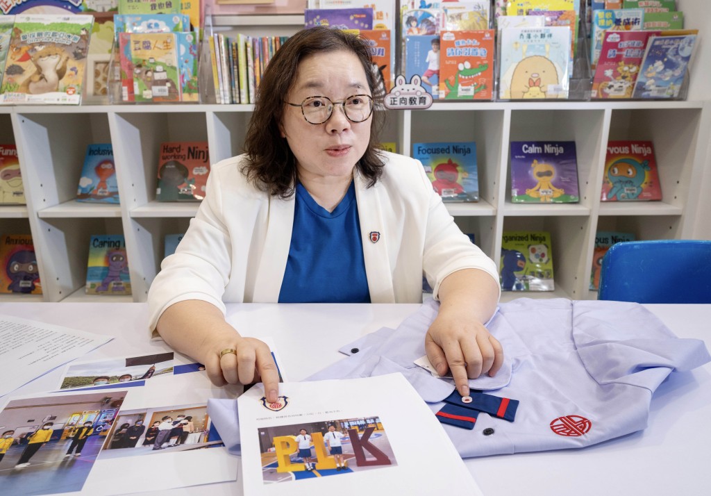 保良局陳溢小學前任校長冼翠華稱新校服均是「小設計大心思」,例如女生領口鈕扣特別配合保良局局徽紅白主色系。 保良局陳溢小學前任校長冼翠華稱新校服均是「小設計大心思」,例如女生領口鈕扣特別配合保良局局徽紅白主色系。