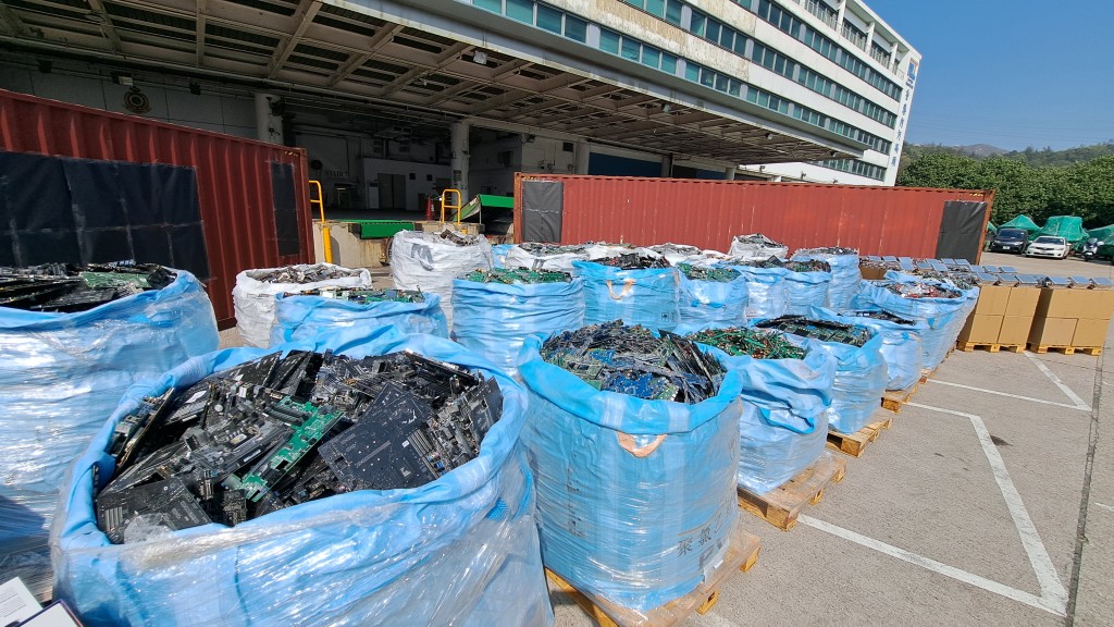 行动中检获大批电子废物。
