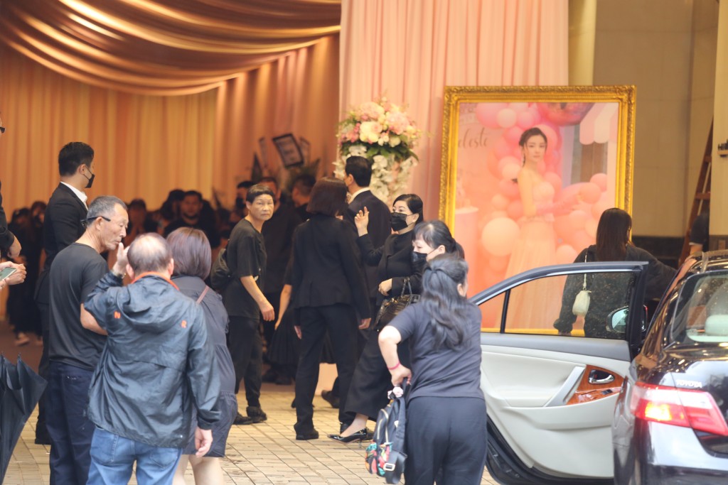 蔡天凤今早举殡，其母「五姐」（黑口罩、高跟鞋）一早到达灵堂。