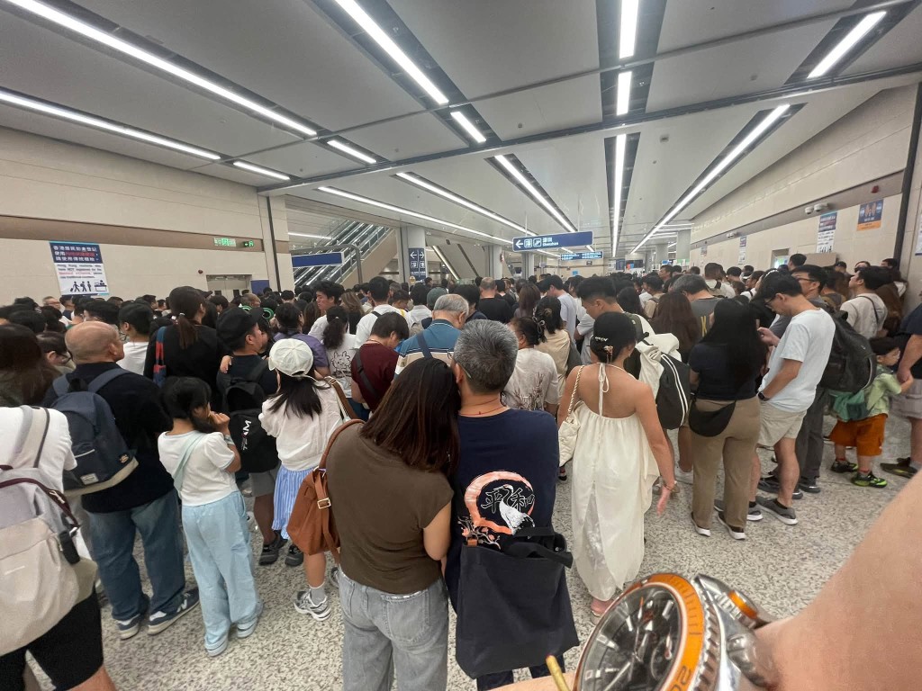 新皇岗口岸开通后,在重阳节期间亦出现过关拥挤。 新皇岗口岸开通后,在重阳节期间亦出现过关拥挤。