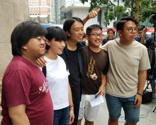 上訴人步岀法庭後,眾人隨即歡呼及鼓掌。陳詠詩攝