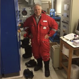 克拉维里（Jean-Michel Claverie）在保存永冻土的采样室工作。 网上图片