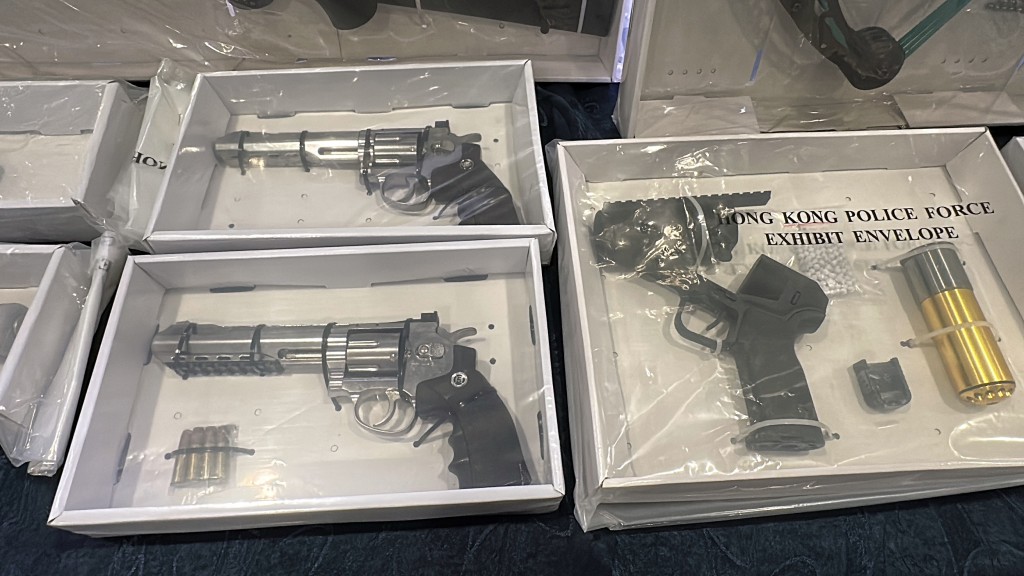 警在涉事單位檢獲一把刀、五支氣槍、一把弩。劉漢權攝