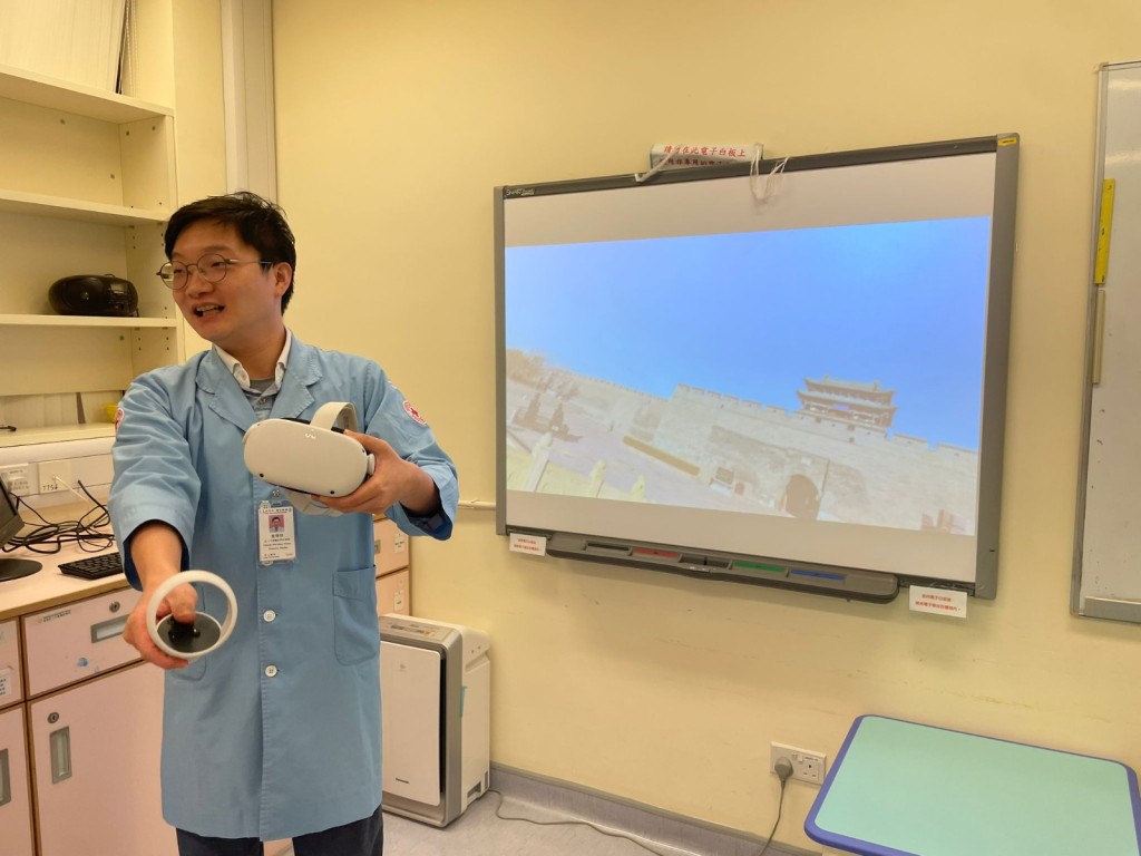 Wilson於課堂上運用虛擬實境(VR)技術等,以提升學習樂趣,讓病童寓學於樂。(香港紅十字會提供) Wilson於課堂上運用虛擬實境(VR)技術等,以提升學習樂趣,讓病童寓學於樂。(香港紅十字會提供)