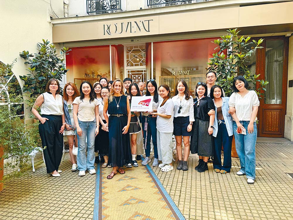 學生參與「海外商業探索」課程,前往巴黎進行企業參訪與文化交流,深入了解歐洲的商業運作與管理模式。 學生參與「海外商業探索」課程,前往巴黎進行企業參訪與文化交流,深入了解歐洲的商業運作與管理模式。