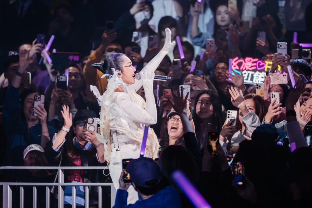 踏上熟悉久違長達7年的舞台,千嬅未語先哽咽。 踏上熟悉久違長達7年的舞台,千嬅未語先哽咽。