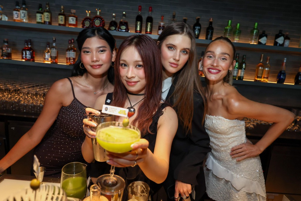 Ariel曾家瑩與Now United成員於「The Beat」一嘗調製特色飲品。
