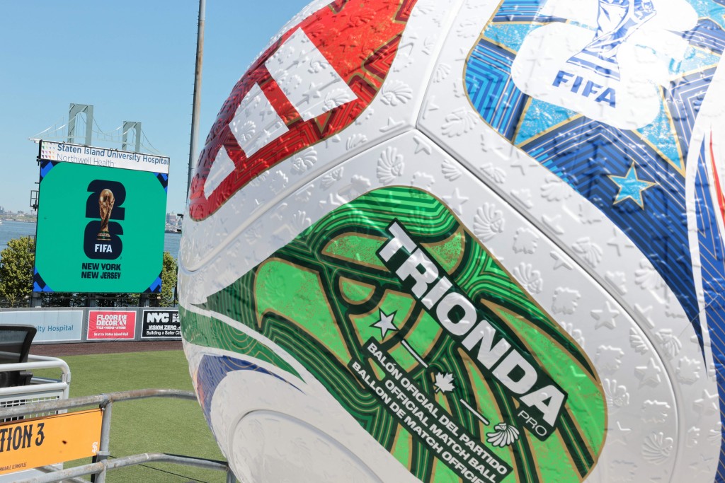 国际足协正计划进行重大修改今夏世界杯的黄牌停赛规则。法新社