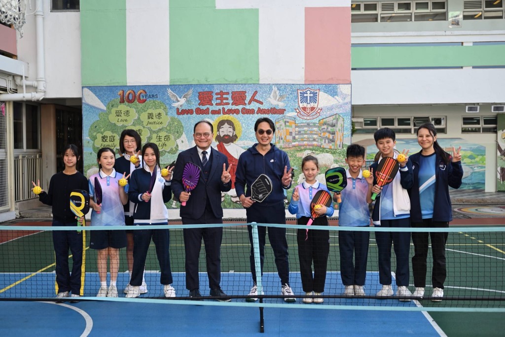 （左五及六）西貢崇真天主教學校（小學部）馮家俊校長、楊世德教練（前高主教書院校長）（圖片來源：受訪學校提供）