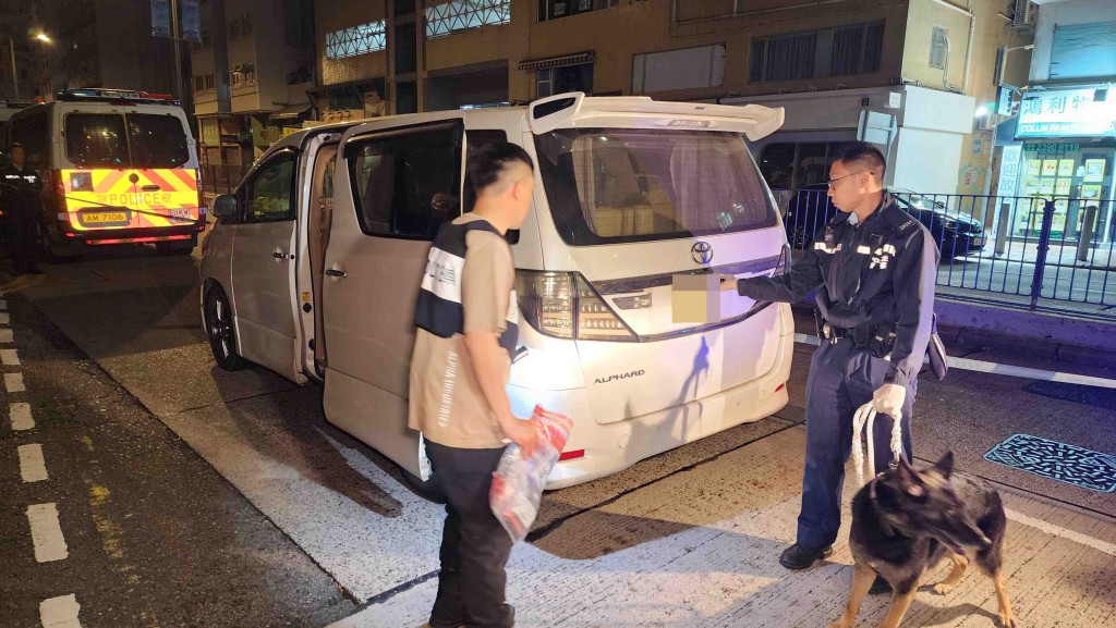 緝毒犬隨後奉召到場協助調查,並未有再發現其他違禁品。 緝毒犬隨後奉召到場協助調查,並未有再發現其他違禁品。