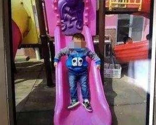 河北深州市一名5岁幼童，近日被发现留在幼稚园园长的私家车内长达11小时昏迷，送院抢救无效身亡。（网图）