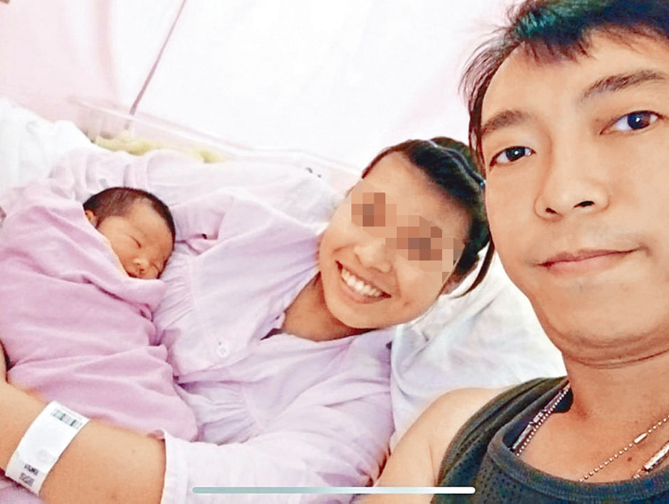 被告張應輝（右）與妻子及女兒合照。