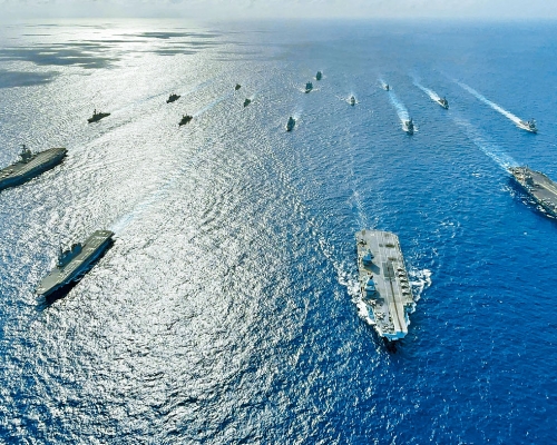 ■美英航母戰鬥群與日本驅逐艦在菲律賓海航行。