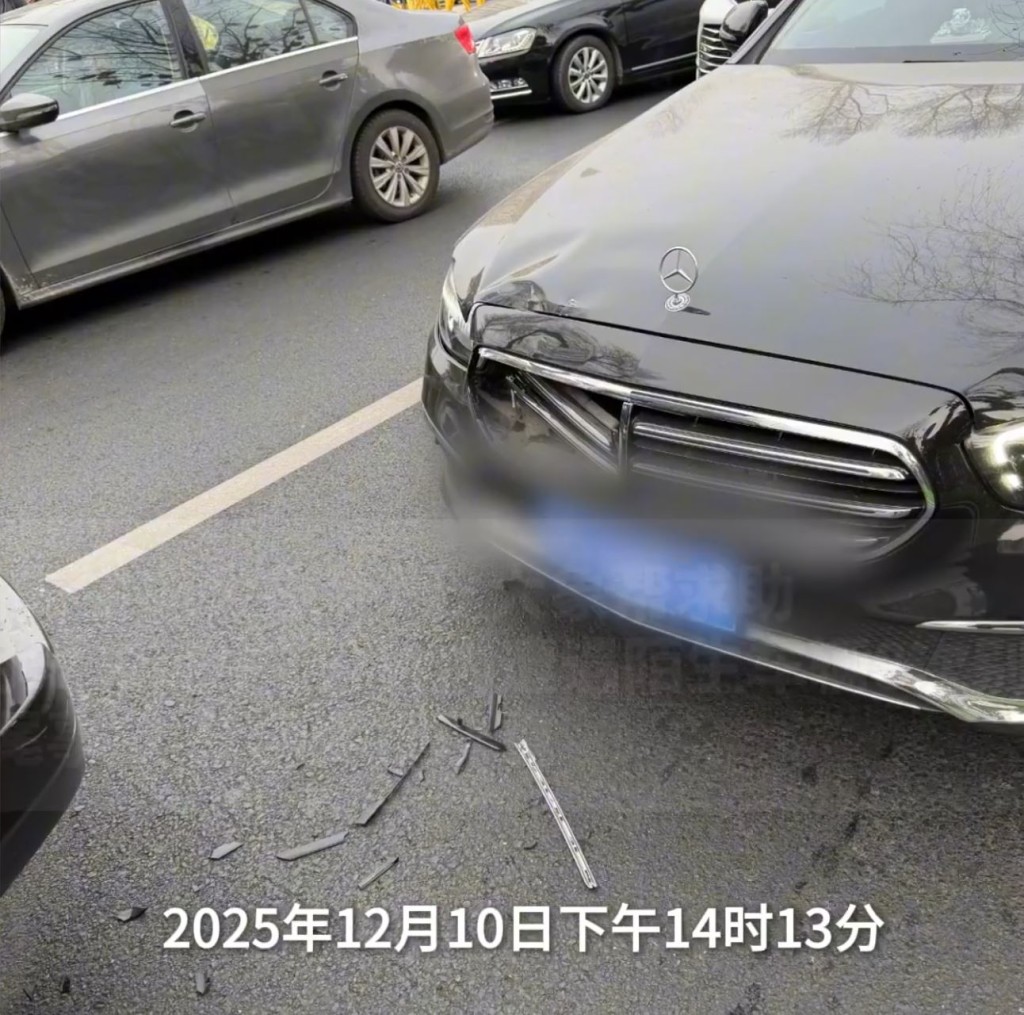 Benz因Range Rover惡意急煞8次導致撞毀。