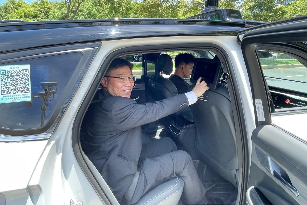 林世雄（左）于深圳南山试乘自动驾驶车辆。