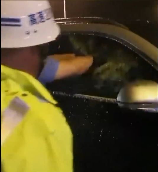 姜男飲了1.5公斤白酒後靠智駕開車上高速公路，途中睡著。中原網