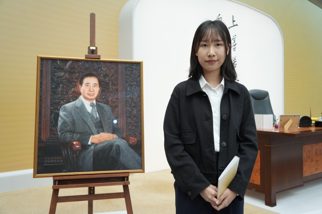 中大中文系四年級學生吳同學表示，小學和中學都在李兆基資助的學校讀書，中學6年獲得李兆基基金的獎學金資助，「6年都毋須繳交學費，可以全心全意學習」。