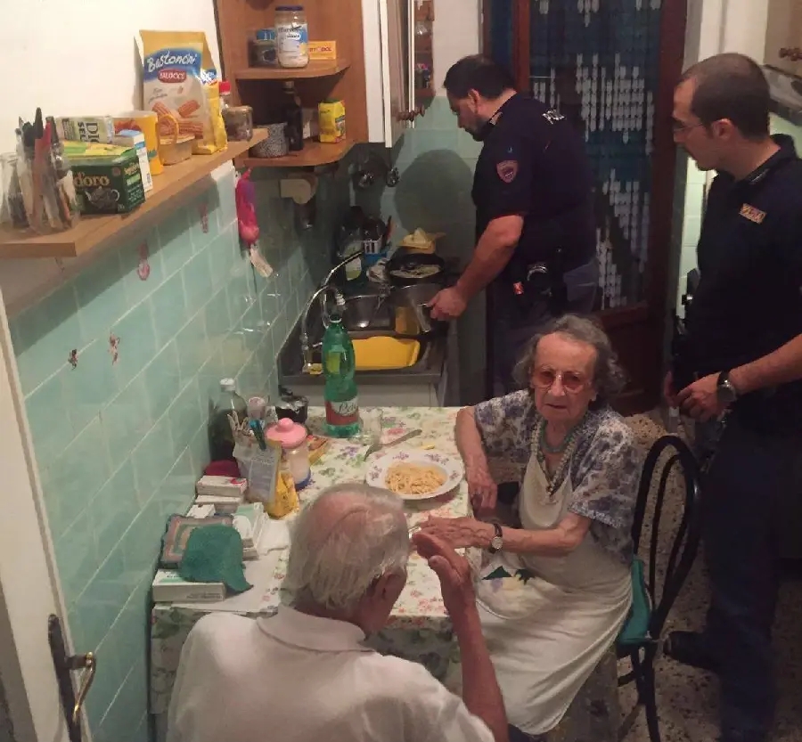 意大利警員不時登門為年長者煮食。