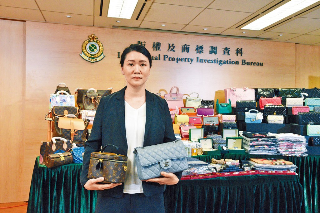 海關版權及商標調查科高級調查主任周麗雯，講述案情。