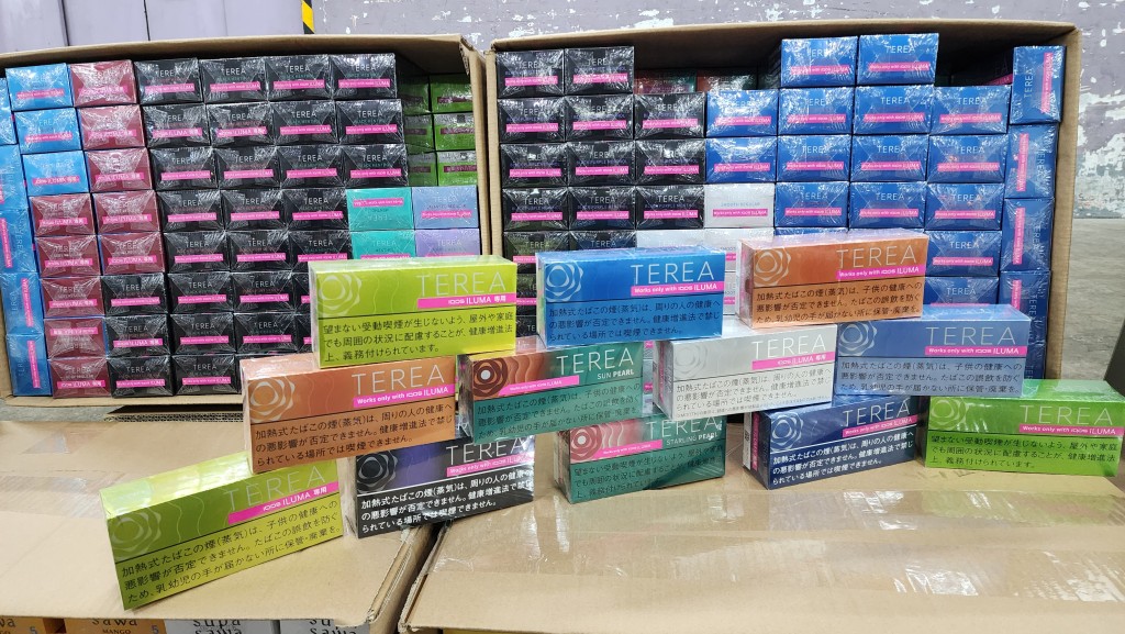 海關指檢獲的私煙全部為日本品牌，盒上均印有日文的健康忠告。
